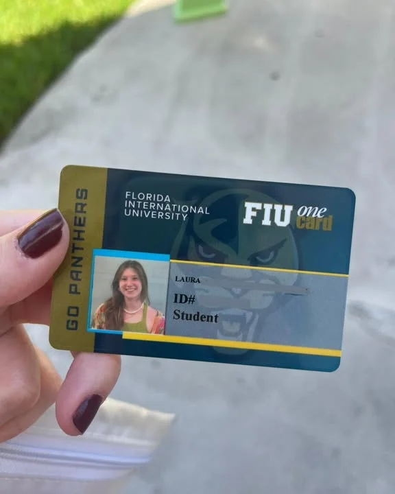 Carteirinha de estudante de Laura na Florida International University, com o número de identificação ocultado na foto original